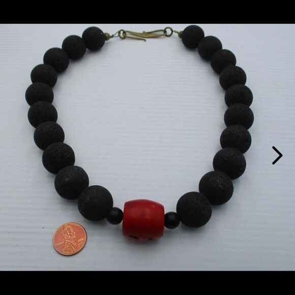 Lava stone and coral necklace - Picture 2 of 4